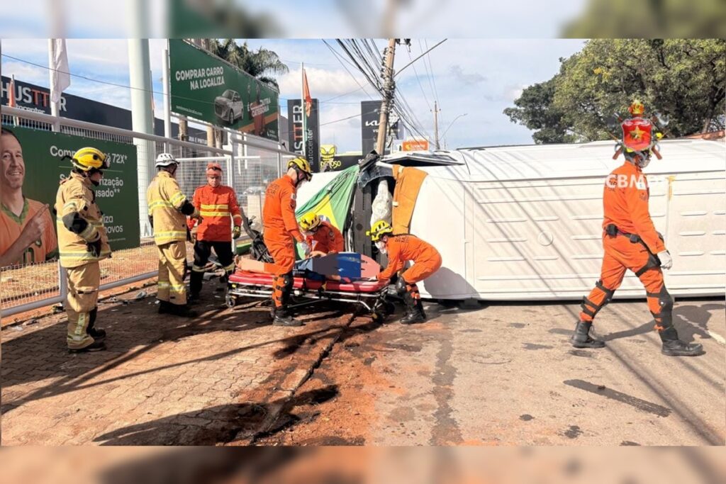 van-bate-em-poste-e-deixa-passageiros-presos-sob-risco-de-choque-no-df