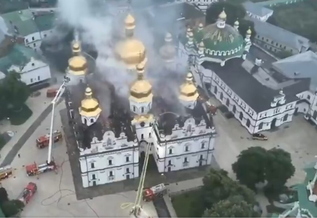 ataque-macico-russo-deixa-catedral-historica-de-kiev-em-chamas