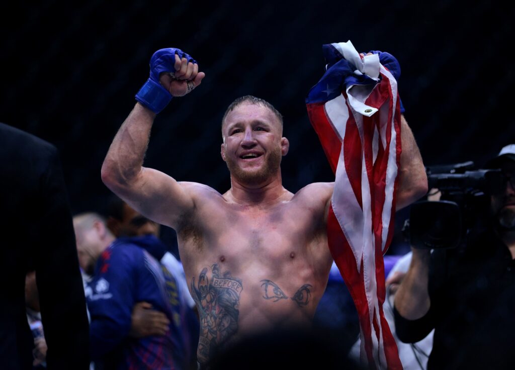 ufc-freedom-250:-topuria-pede-para-encerrar-luta-e-gaethje-e-campeao
