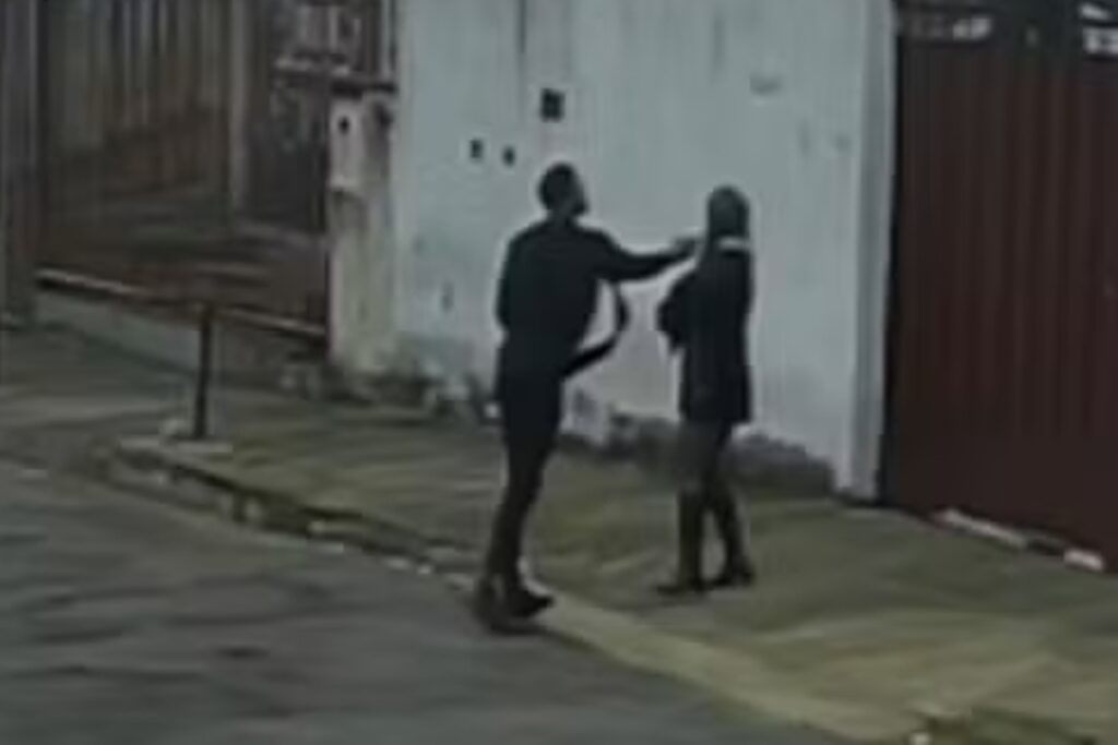 homem-e-preso-apos-agredir-ex-com-chutes-e-socos-no-meio-da-rua-em-mg