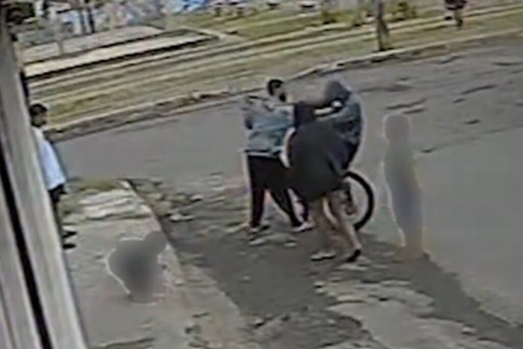 jovem-morre-ao-ser-esfaqueado-no-meio-da-rua-diante-de-criancas