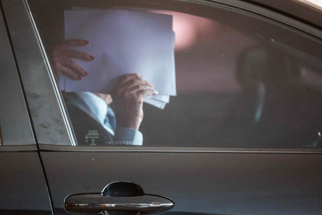 Buzzi esconde o rosto ao chegar no STJ para depor sobre assédio sexual buzzi-esconde-o-rosto-ao-chegar-no-stj-para-depor-sobre-assedio-sexual