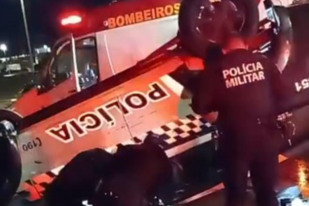viatura-da-policia-militar-do-df-capota-durante-ronda