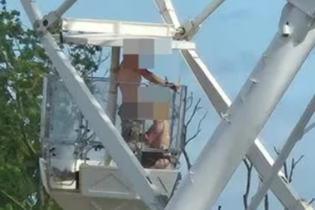 casal-e-flagrado-fazendo-sexo-em-roda-gigante-durante-festival