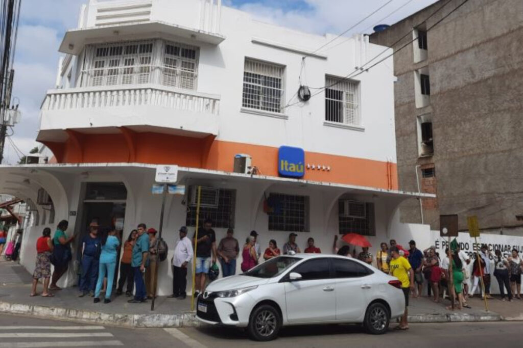 mp-da-72h-para-itau-explicar-fechamento-de-agencia-e-fila-no-sol-em-mg