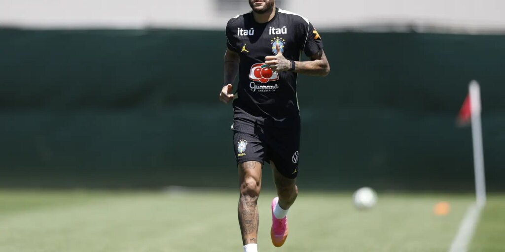 Neymar vai a campo pela primeira vez em treino da seleção brasileira neymar-vai-a-campo-pela-primeira-vez-em-treino-da-selecao-brasileira
