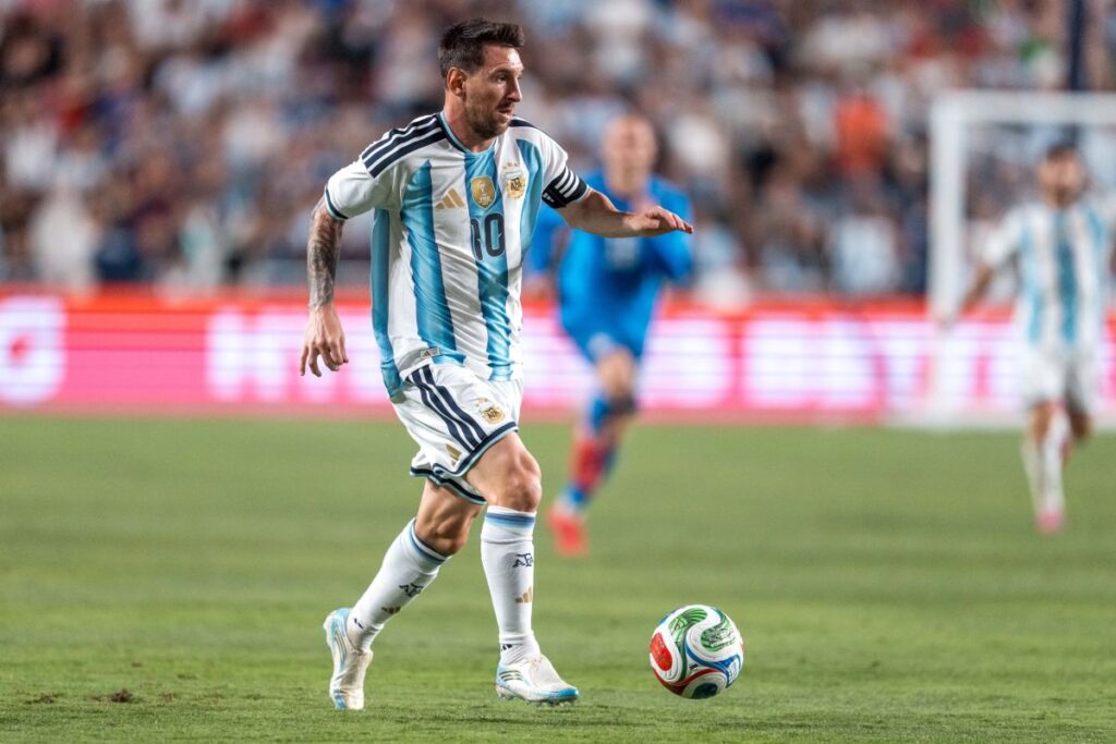 Messi usa chuteira que homenageia sua 1ª participação na Copa do Mundo messi-usa-chuteira-que-homenageia-sua-1a-participacao-na-copa-do-mundo