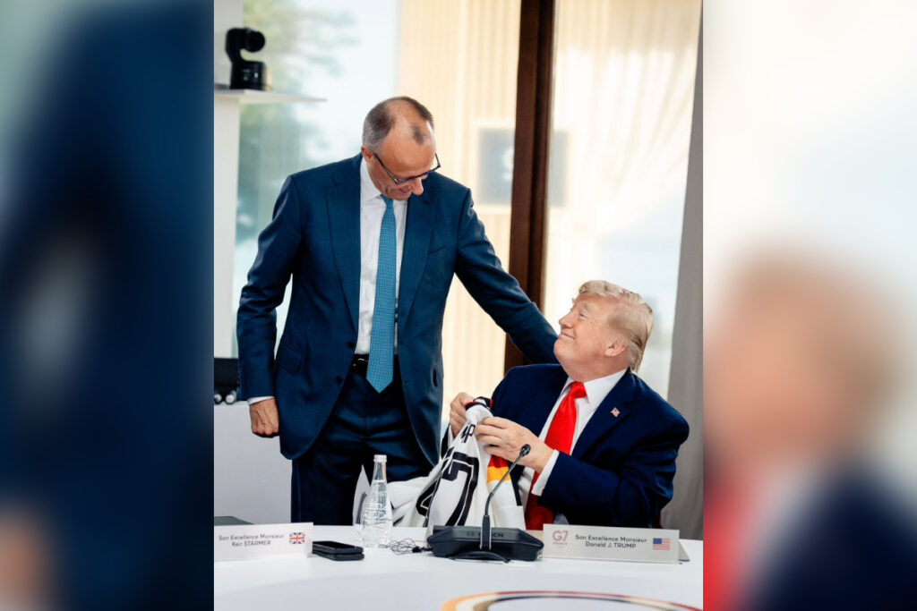 merz-presenteia-donald-trump-com-camisa-da-alemanha-durante-o-g7