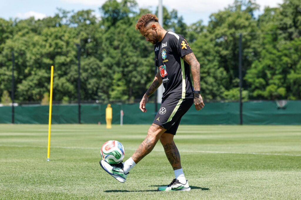 Neymar posta foto com Bruna e Mavie em treino da Seleção Brasileira neymar-posta-foto-com-bruna-e-mavie-em-treino-da-selecao-brasileira