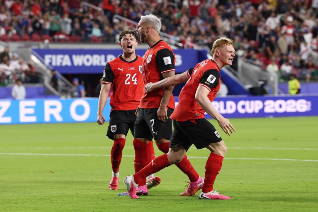 var,-gol-contra-e-penalti:-austria-vence-jordania-por-3-x-1-na-copa