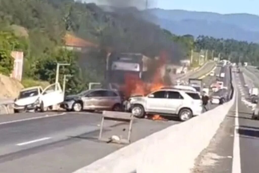 sc:-acidente-fatal-tem-veiculos-incendiados-e-bloqueio-total-da-br-470