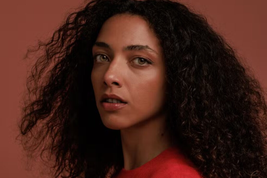 veja-primeira-imagem-de-alice-carvalho-como-marta-em-cinebiografia