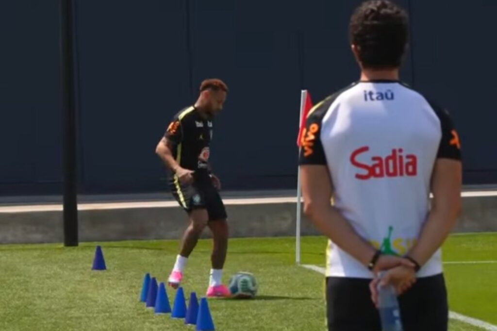 copa:-neymar-participa-de-treino-com-grupo-e-bola-nesta-quarta-(17/6)