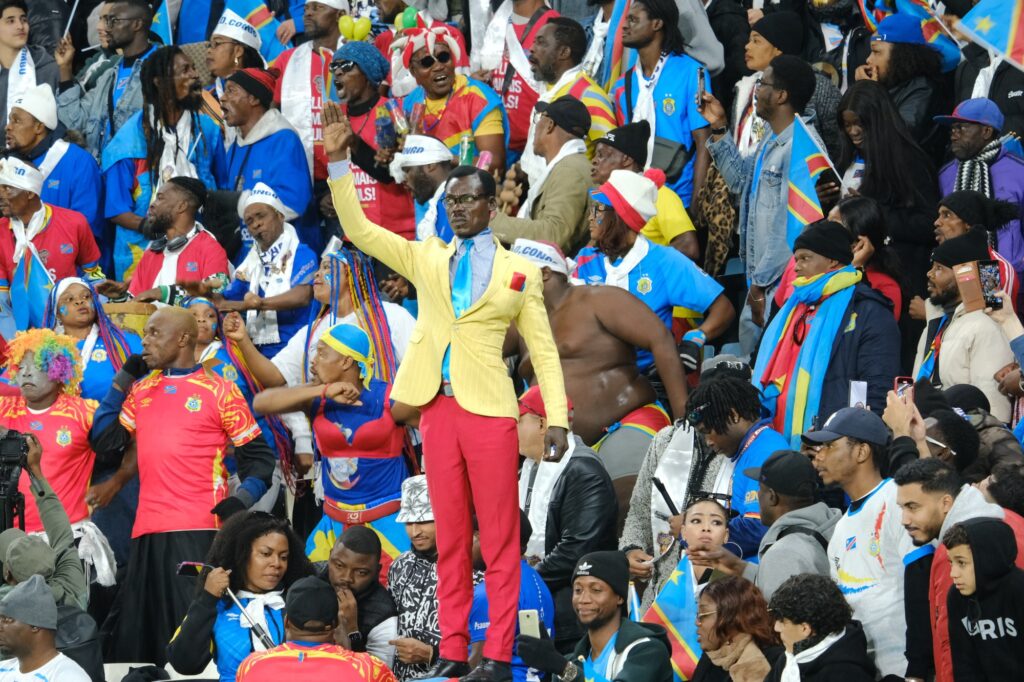 torcedor-da-rd-congo-homenageia-heroi-africano-nas-arquibancadas
