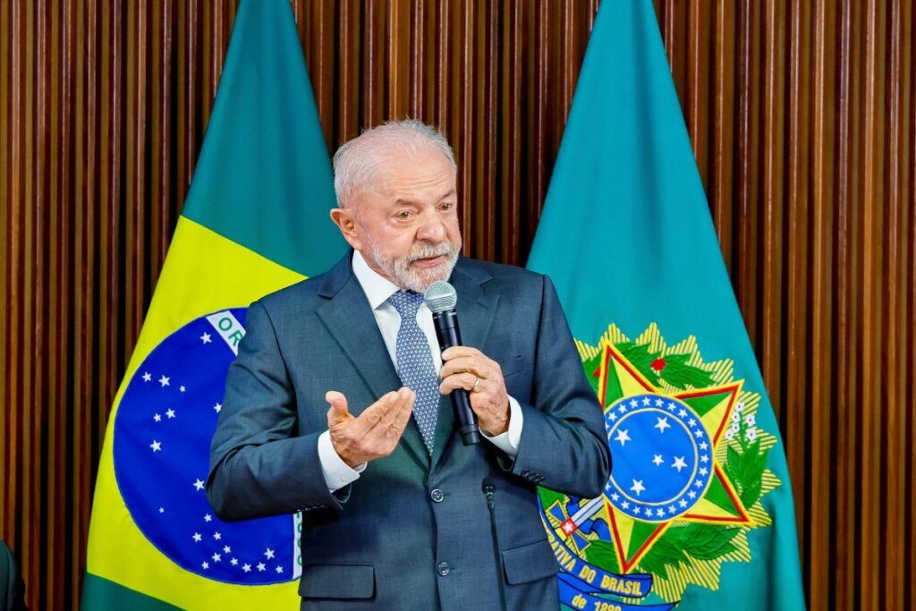 lula-retorna-a-brasilia-sob-pressao-do-tarifaco-e-impasse-no-congresso