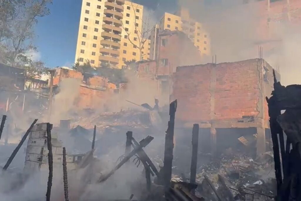 incendio-em-paraisopolis-afetou-ao-menos-50-casas.-fogo-foi-controlado