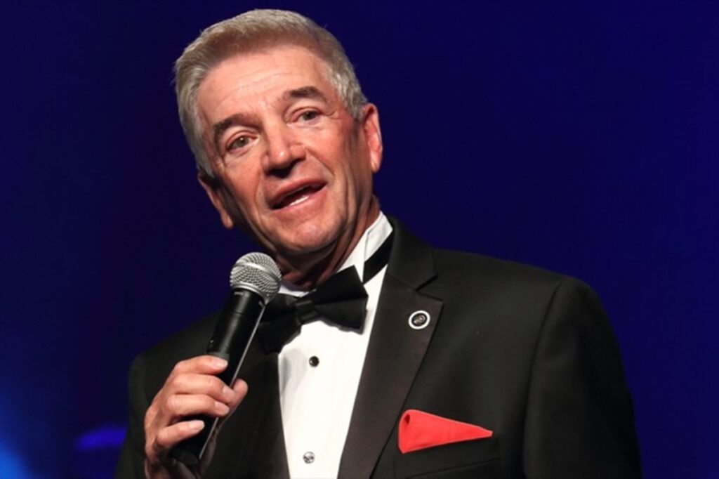 morre-tom-dreesen,-comediante-e-amigo-de-frank-sinatra,-aos-86-anos
