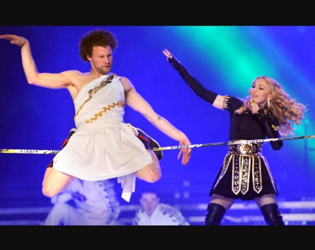 atleta-que-se-apresentou-com-madonna-morre-ao-praticar-esporte-radical