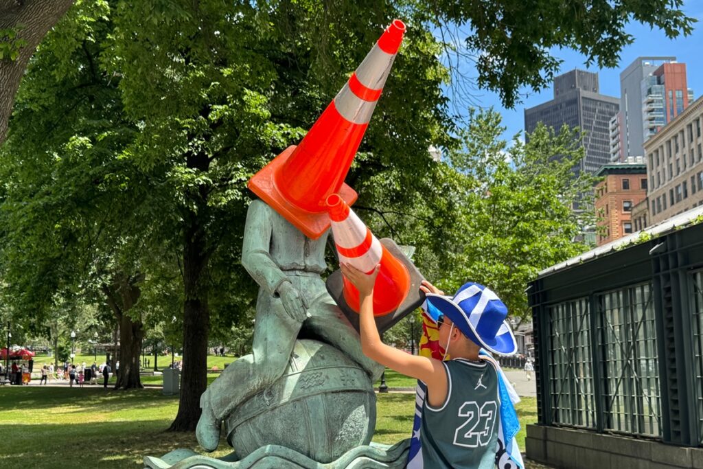 torcedores-da-escocia-colocam-cones-de-transito-em-estatuas-dos-eua