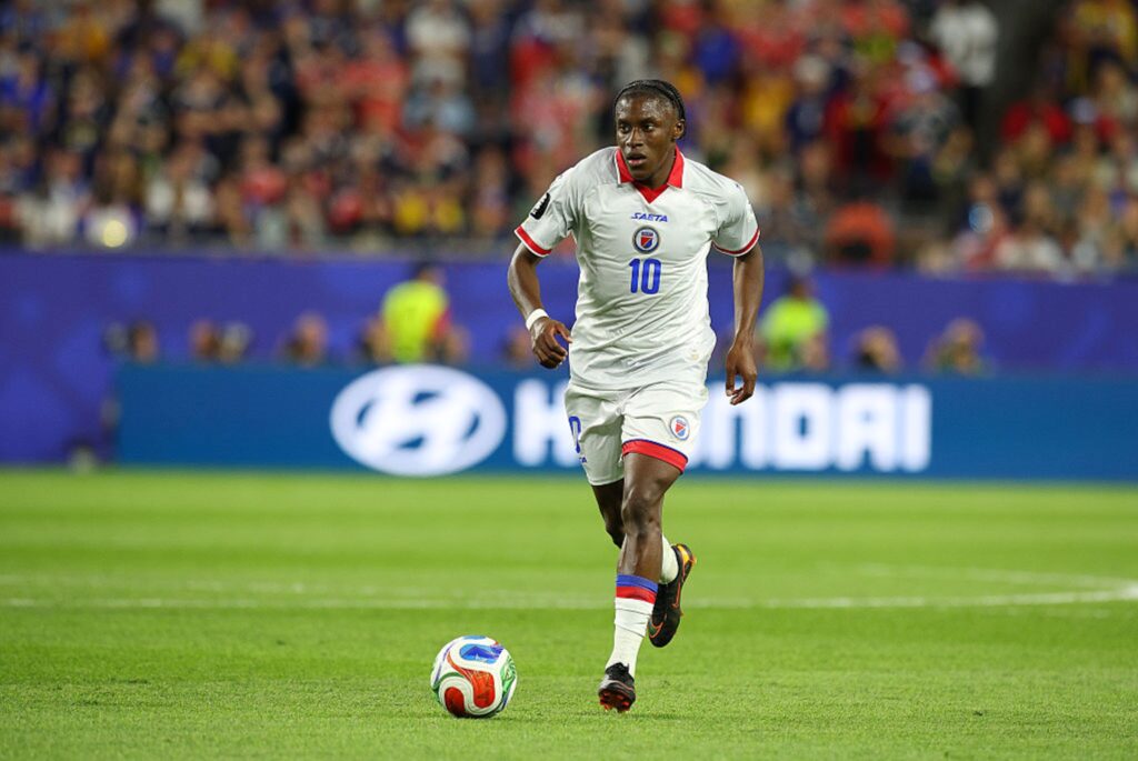 camisa-10-do-haiti-nasceu-com-mae-em-coma-e-foi-batizado-por-hospital