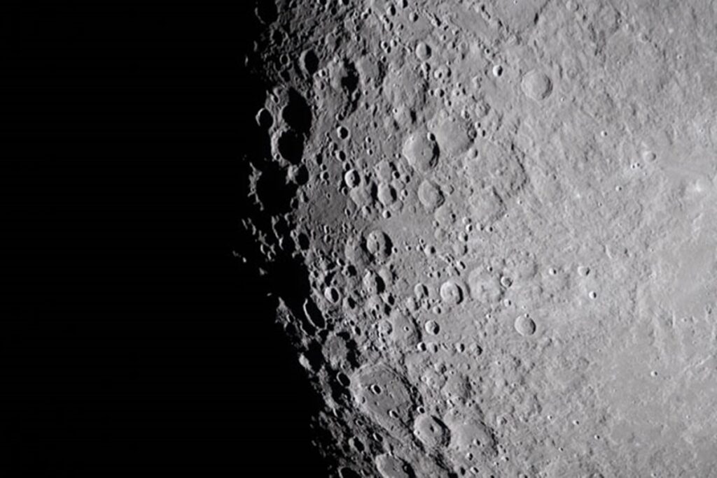 cristal-na-lua-mostra-que-sistema-solar-foi-bombardeado-por-asteroides