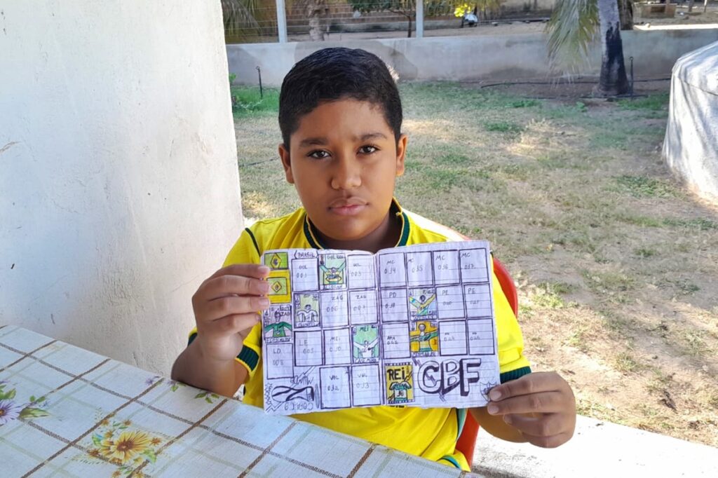 Menino que desenhou álbum da Copa e viralizou ganha versão original menino-que-desenhou-album-da-copa-e-viralizou-ganha-versao-original