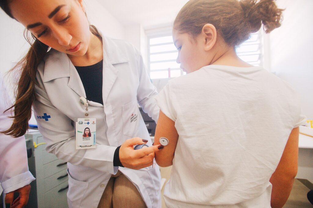 São Paulo começa entrega gratuita de sensores de glicose para crianças sao-paulo-comeca-entrega-gratuita-de-sensores-de-glicose-para-criancas