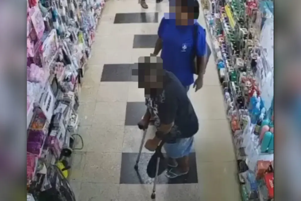 mulher-de-muleta-e-flagrada-furtando-produtos-em-comercio-do-df