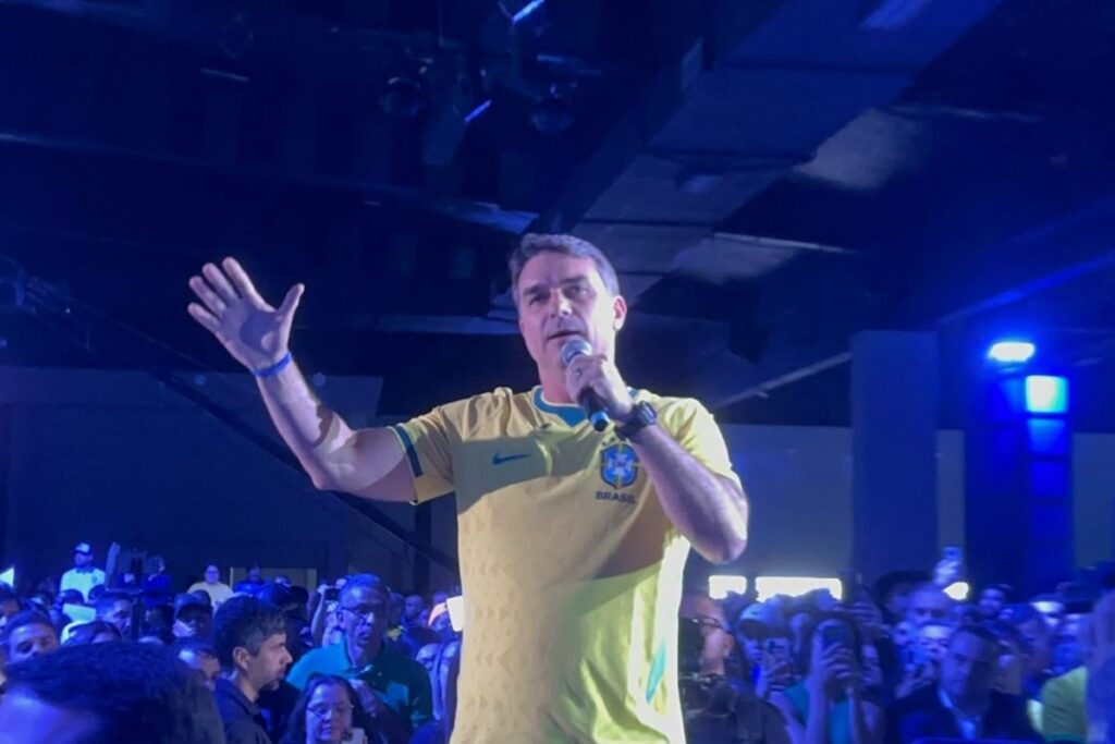com-camisa-de-neymar,-flavio-diz-que-lula-foi-aos-eua-defender-o-crime