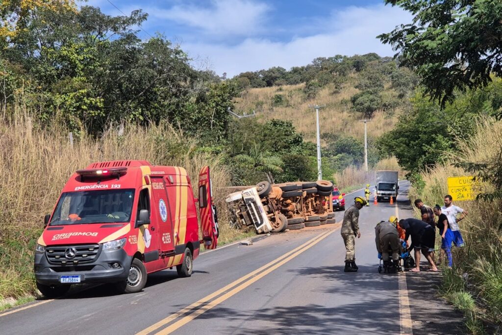 entorno:-motorista-de-caminhao-perde-controle-e-passageira-fica-ferida