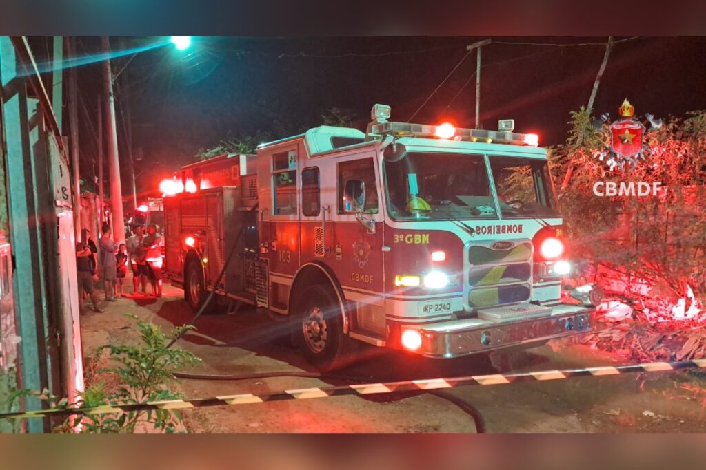 incendio-atinge-casa-na-estrutural-e-mata-duas-pessoas-e-um-cachorro