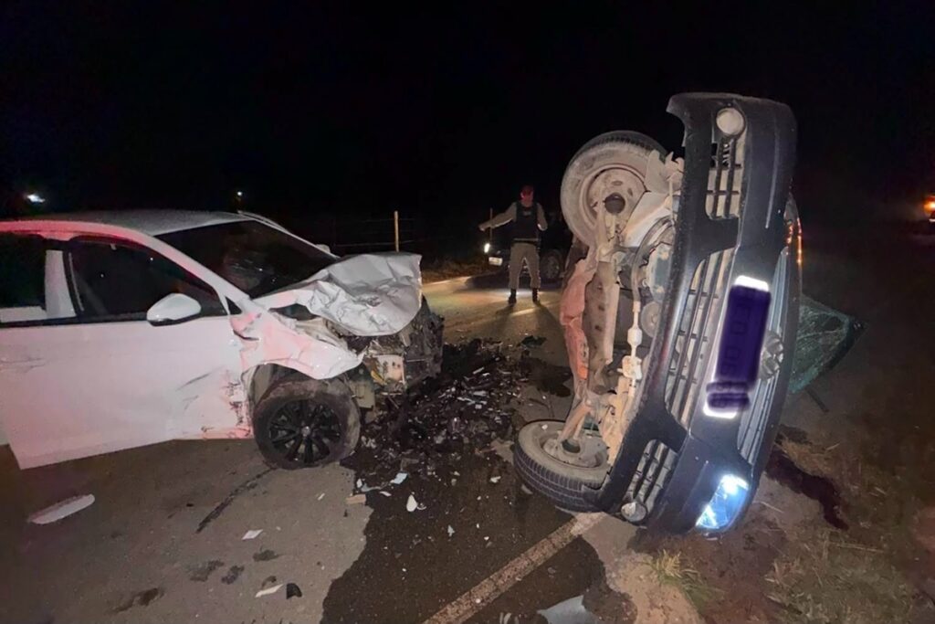 motorista-morre-apos-colisao-entre-dois-carros-na-mgc-265,-em-mg