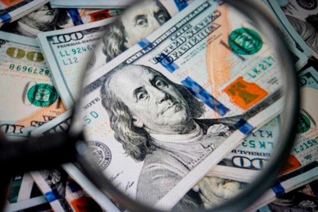 dolar-cai-com-alivio-do-preco-do-petroleo,-ainda-abaixo-de-us$-80