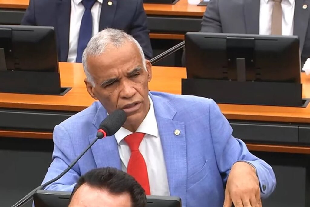 sem-capacete,-deputado-ex-gay-ensina-carona-em-moto-sem-contato-fisico
