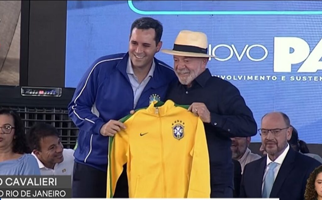 lula-ganha-casaco-do-brasil-de-prefeito-do-rio:-“aqui-voce-tem-aliado”