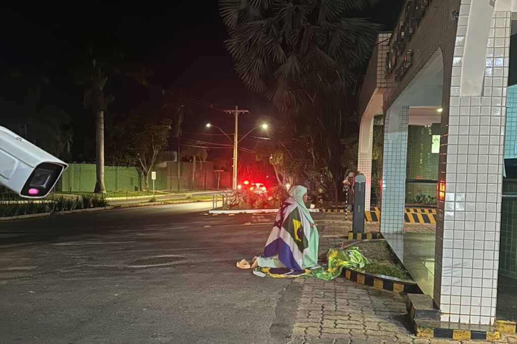 Mesmo com proibição de Moraes, apoiadora faz ato em condomínio de Bolsonaro mesmo-com-proibicao-de-moraes,-apoiadora-faz-ato-em-condominio-de-bolsonaro