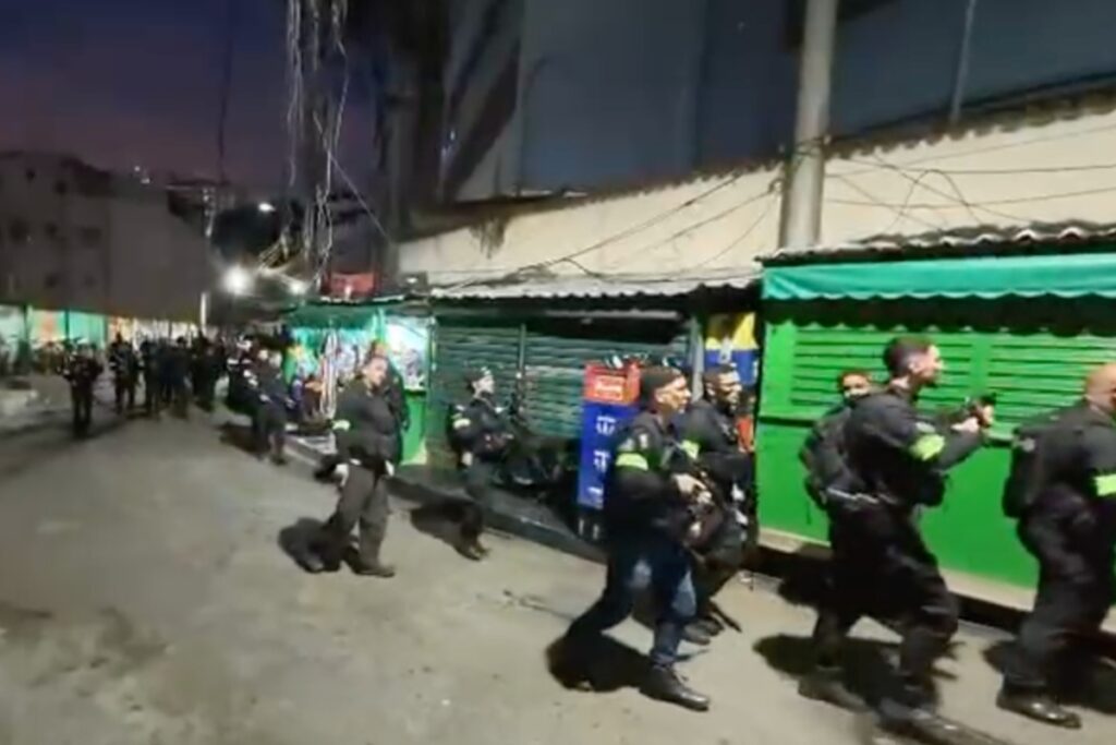 operacao-contra-o-cv-tem-troca-de-tiros-no-rj-e-turistas-ilhados