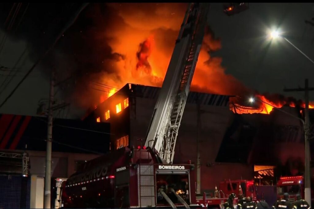 bombeiros-controlam-incendio-de-grandes-proporcoes-na-lapa