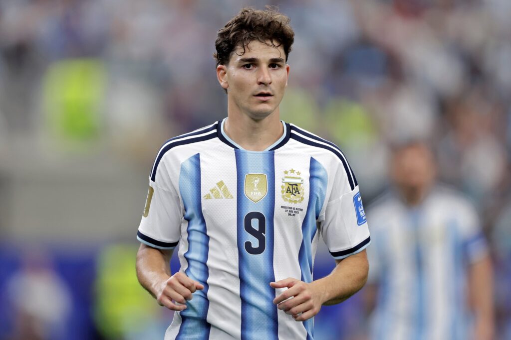 julian-alvarez-admite-desejo-de-jogar-no-barcelona:-“meu-sonho”