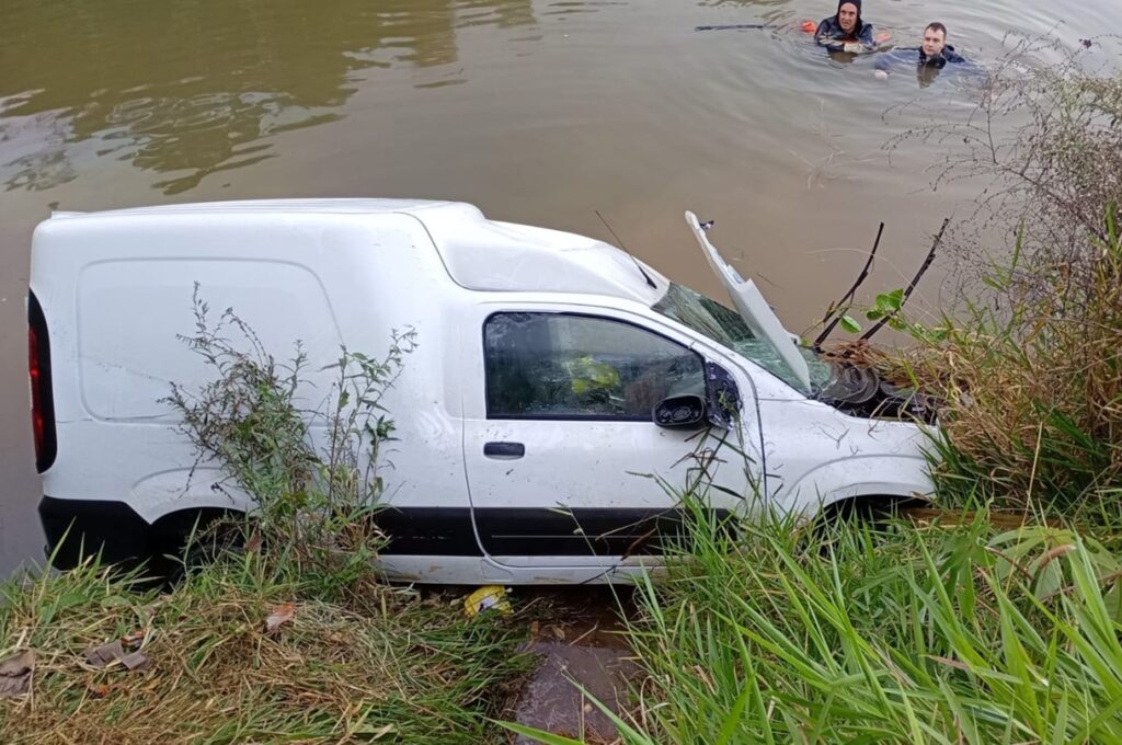 carro-cai-em-acude-e-motorista-consegue-se-salvar-ileso-em-minas