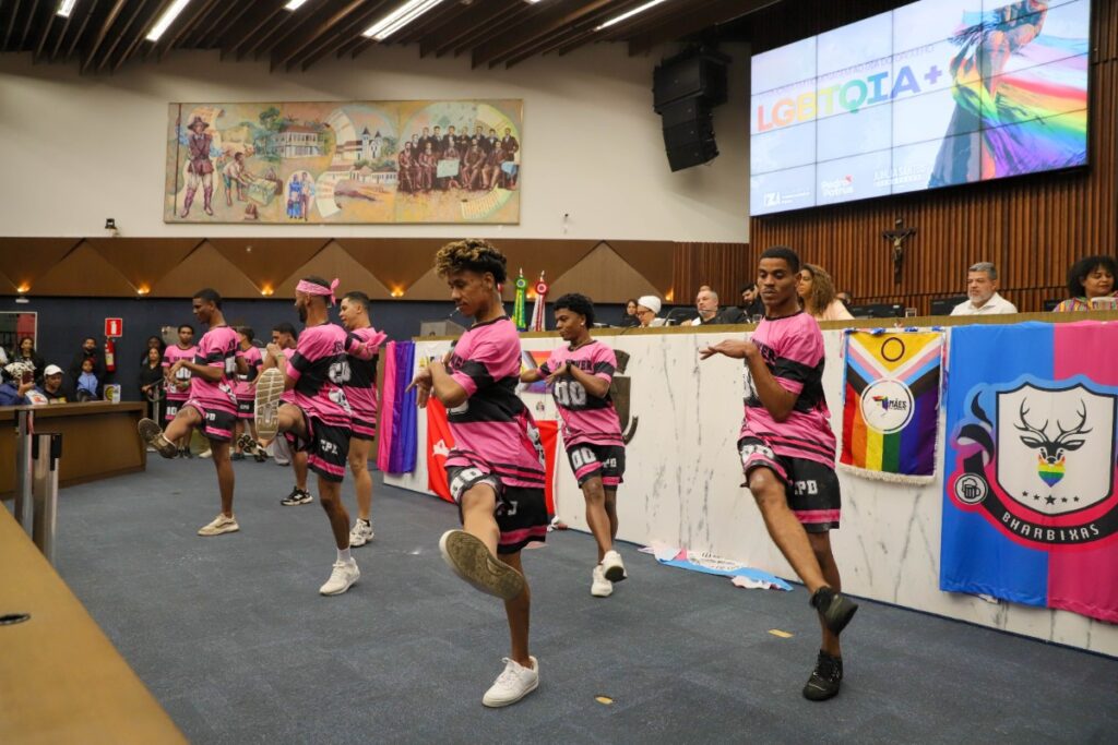 nikolas-critica-performances-em-ato-lgbtqia+-na-camara-de-bh