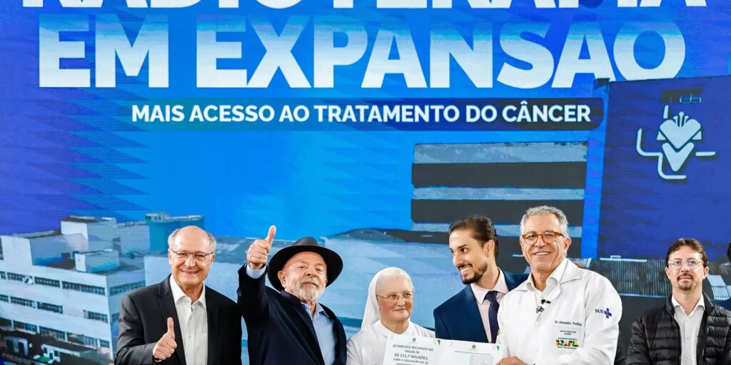 Lula entrega aparelhos de radioterapia em São Paulo lula-entrega-aparelhos-de-radioterapia-em-sao-paulo
