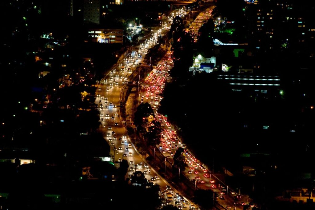 em-noite-de-chuva-e-frio,-sp-registra-1.254-km-de-lentidao-no-transito