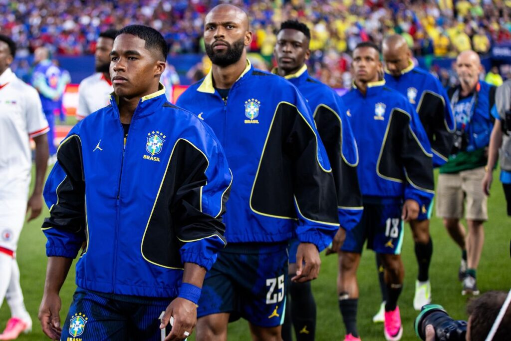 Seleção troca críticas por elogios com jaqueta usada no pré-jogo selecao-troca-criticas-por-elogios-com-jaqueta-usada-no-pre-jogo