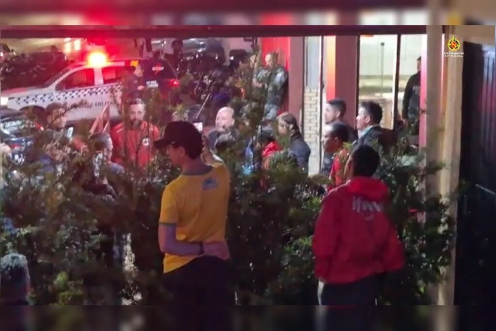 Confusão entre motoboy e comerciante gera protesto em pizzaria no DF confusao-entre-motoboy-e-comerciante-gera-protesto-em-pizzaria-no-df