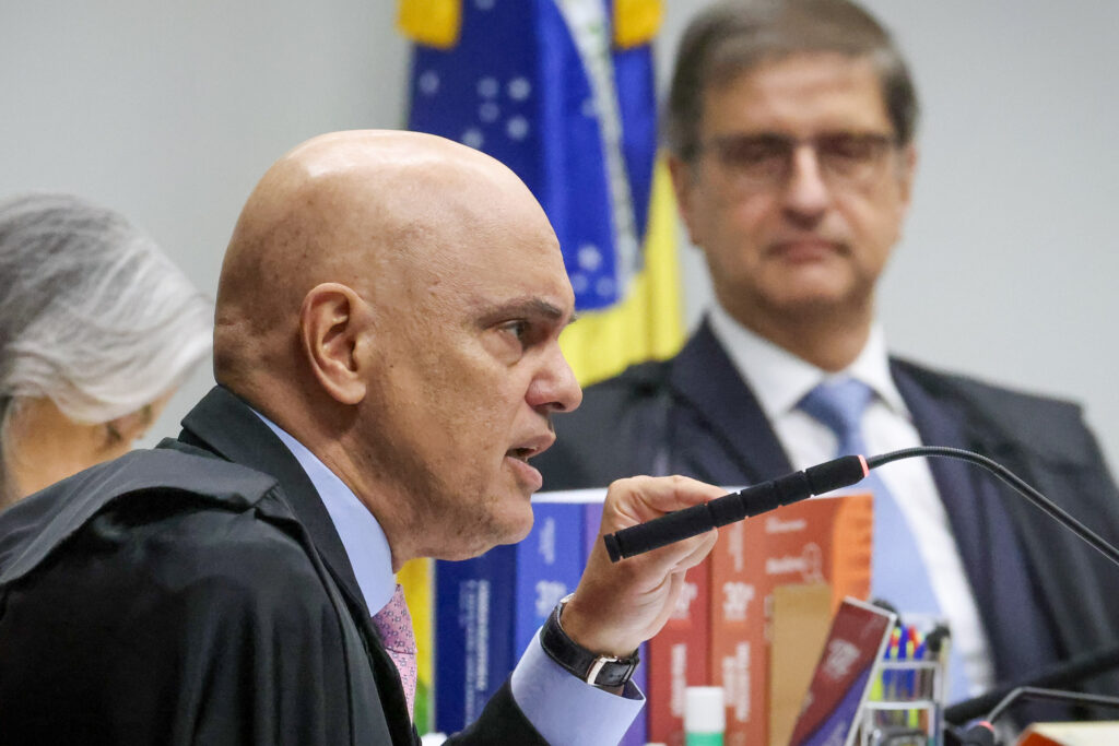 moraes-diz-que-bolsonaro-comete-“falta-grave”-ao-ter-arma-em-casa