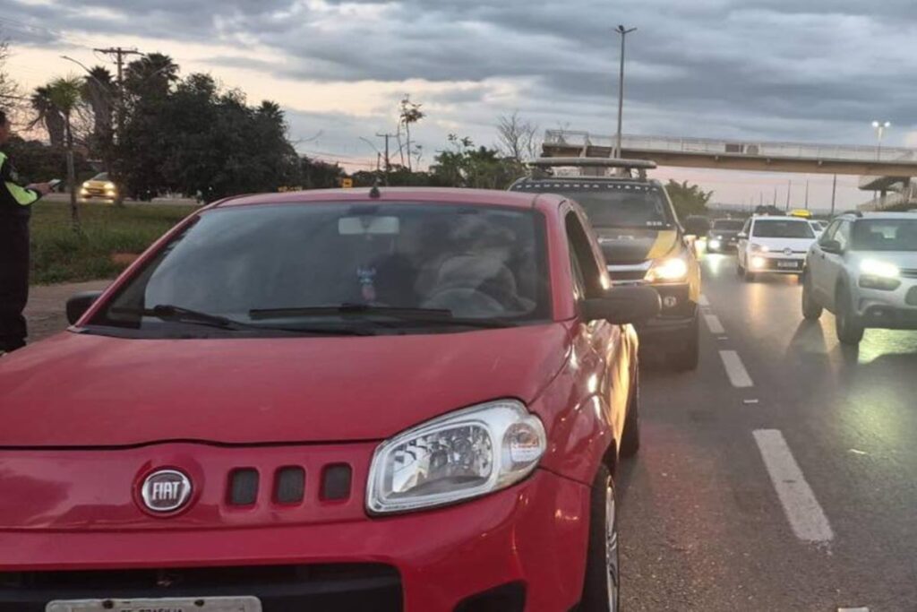 fiat-uno-com-r$-76-mil-em-debitos-e-apreendido-com-motorista-sem-cnh