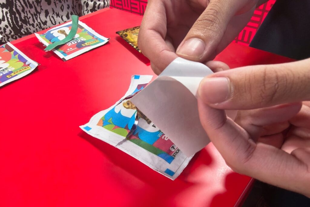 album-da-copa:-papel-que-sobra-da-figurinha-precisa-de-descarte-especial