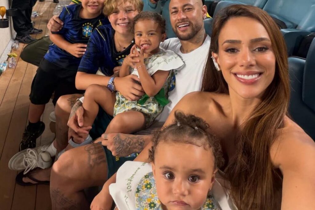apos-vitoria,-neymar-se-reune-com-biancardi-e-filhos-na-arquibancada