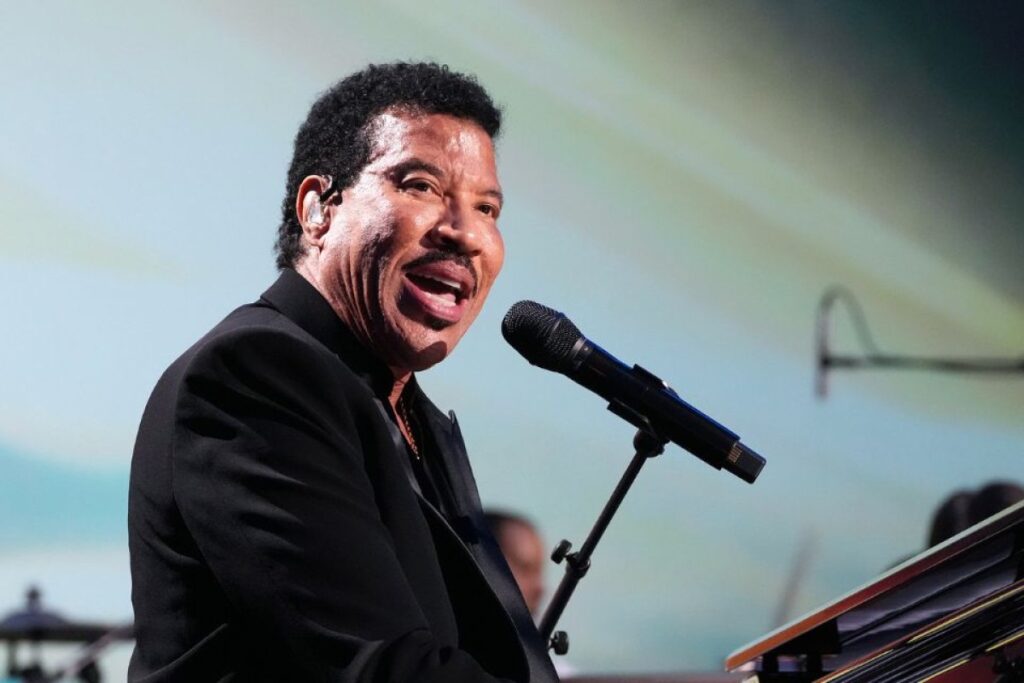lionel-richie-brincou-com-o-publico-antes-de-passar-mal-e-deixar-show